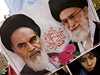 Íránská studentka s plakátem Chomejního a Chameneího (vpravo)